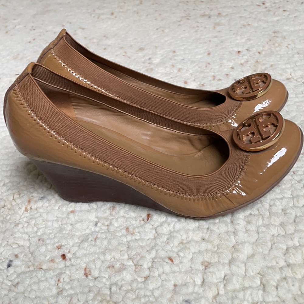 Tory Burch Caroline Wedge Heel 6.5 Sand Tan Gold